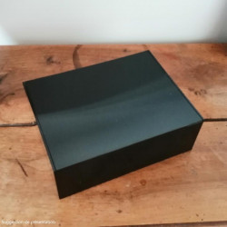 Boîte vitrine en plexiglass noire 24x18x8 cm